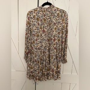 Miss Selfridge Dress
Size US 4
Color: Flower pattern; creams stunning!